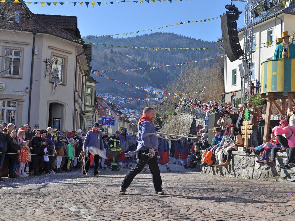 Besser geht’s kaum: Bim Rosenmontagsumzug in Todtnau passten Wetter, Stimmung und Wagen.