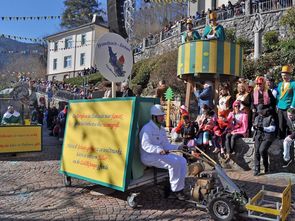 Besser geht’s kaum: Bim Rosenmontagsumzug in Todtnau passten Wetter, Stimmung und Wagen.