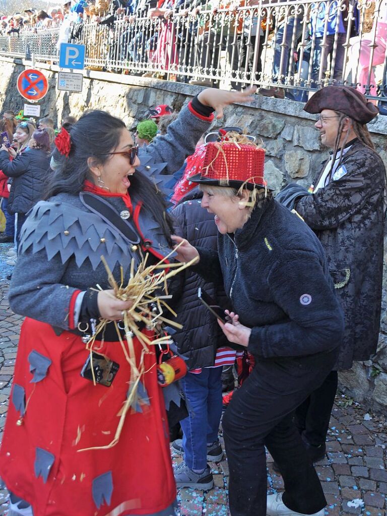 Besser geht’s kaum: Bim Rosenmontagsumzug in Todtnau passten Wetter, Stimmung und Wagen.