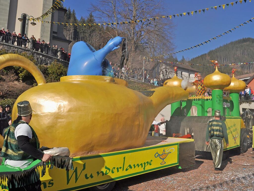 Besser geht’s kaum: Bim Rosenmontagsumzug in Todtnau passten Wetter, Stimmung und Wagen.