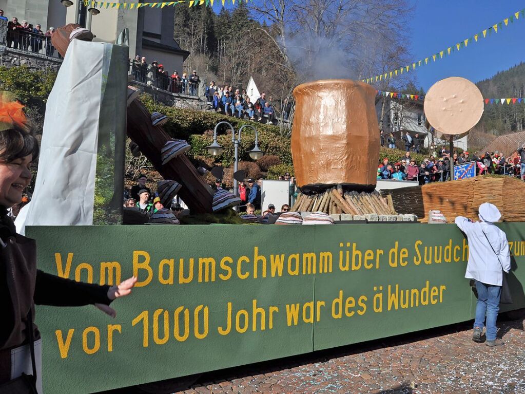 Besser geht’s kaum: Bim Rosenmontagsumzug in Todtnau passten Wetter, Stimmung und Wagen.