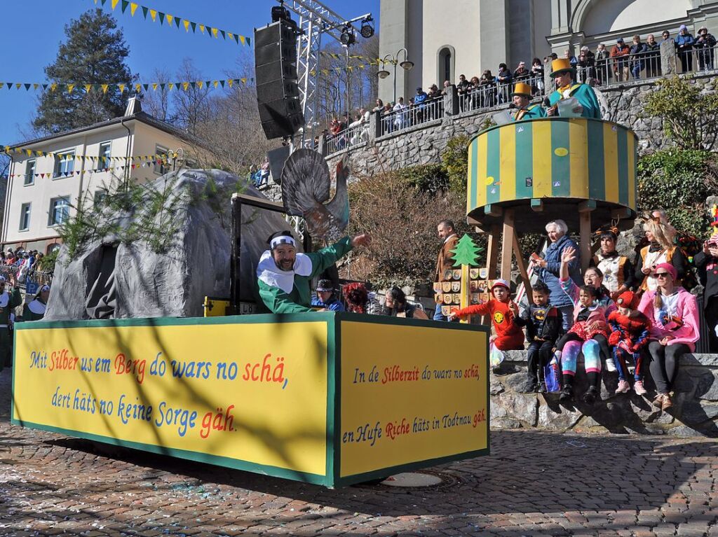 Besser geht’s kaum: Bim Rosenmontagsumzug in Todtnau passten Wetter, Stimmung und Wagen.