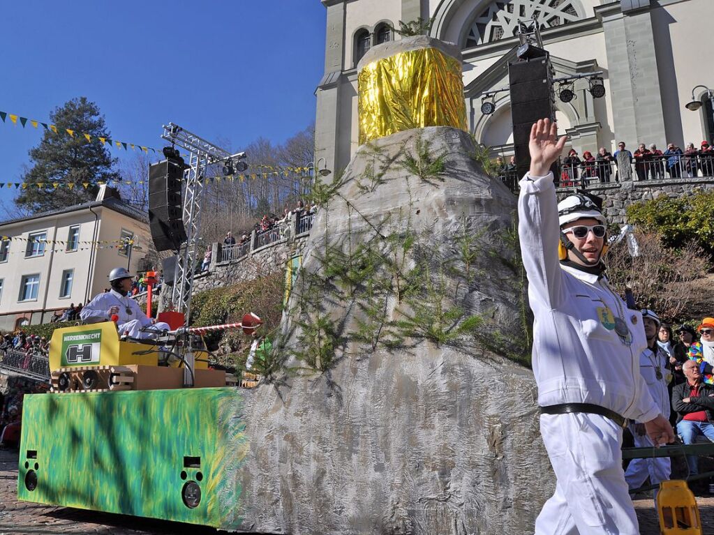 Besser geht’s kaum: Bim Rosenmontagsumzug in Todtnau passten Wetter, Stimmung und Wagen.