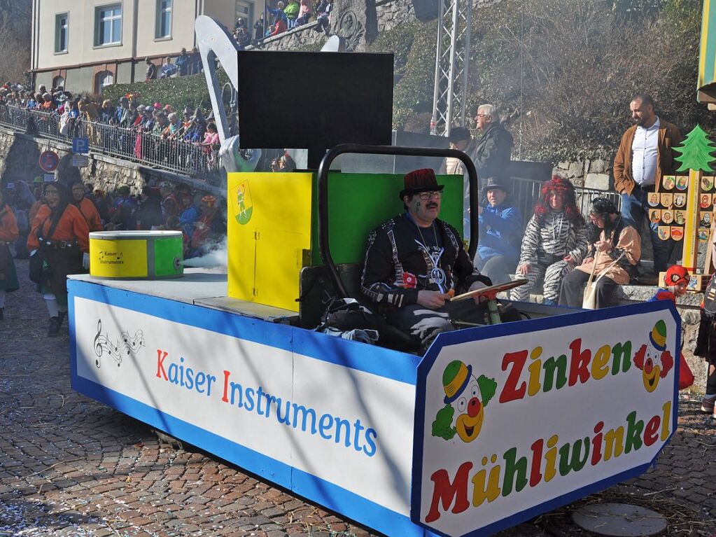 Besser geht’s kaum: Bim Rosenmontagsumzug in Todtnau passten Wetter, Stimmung und Wagen.