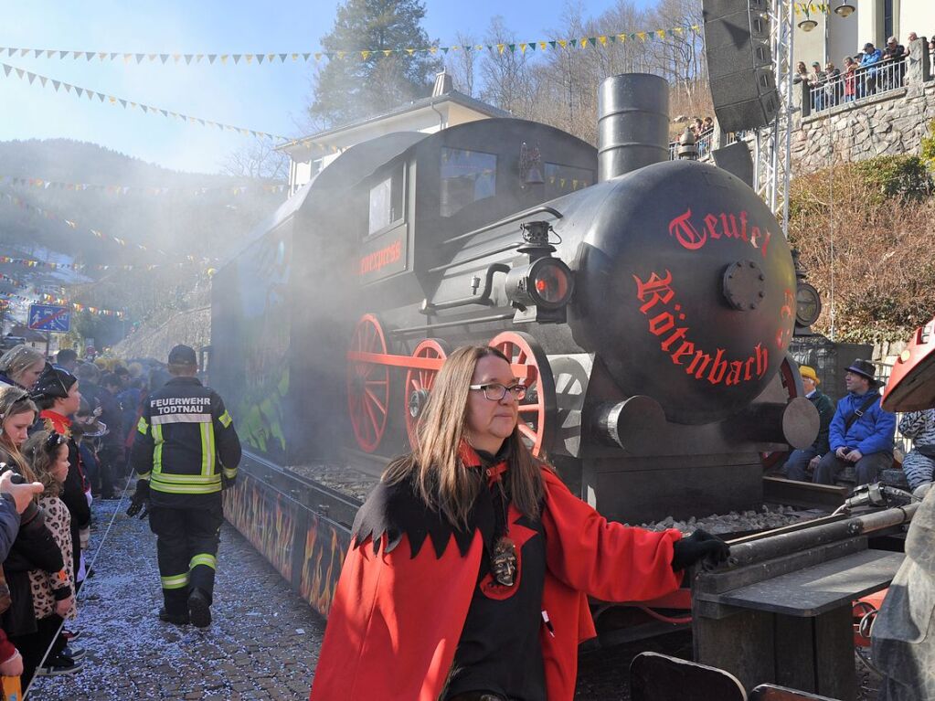 Besser geht’s kaum: Bim Rosenmontagsumzug in Todtnau passten Wetter, Stimmung und Wagen.