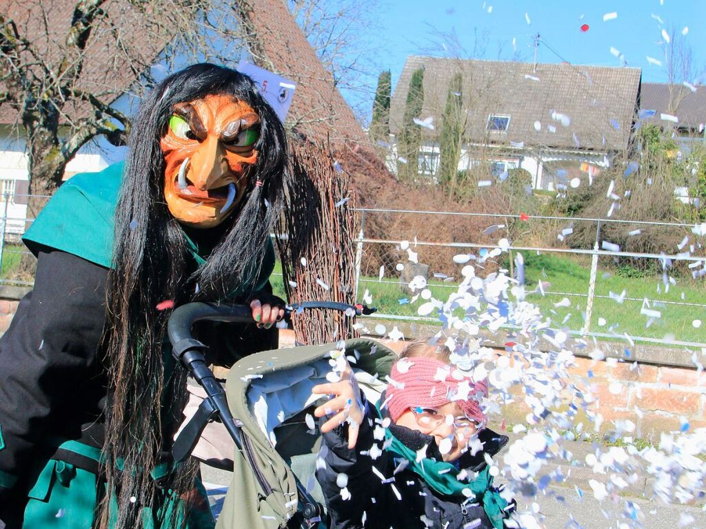 Nrrisches Treiben auf den Straen Oberweiers am Rosenmontag