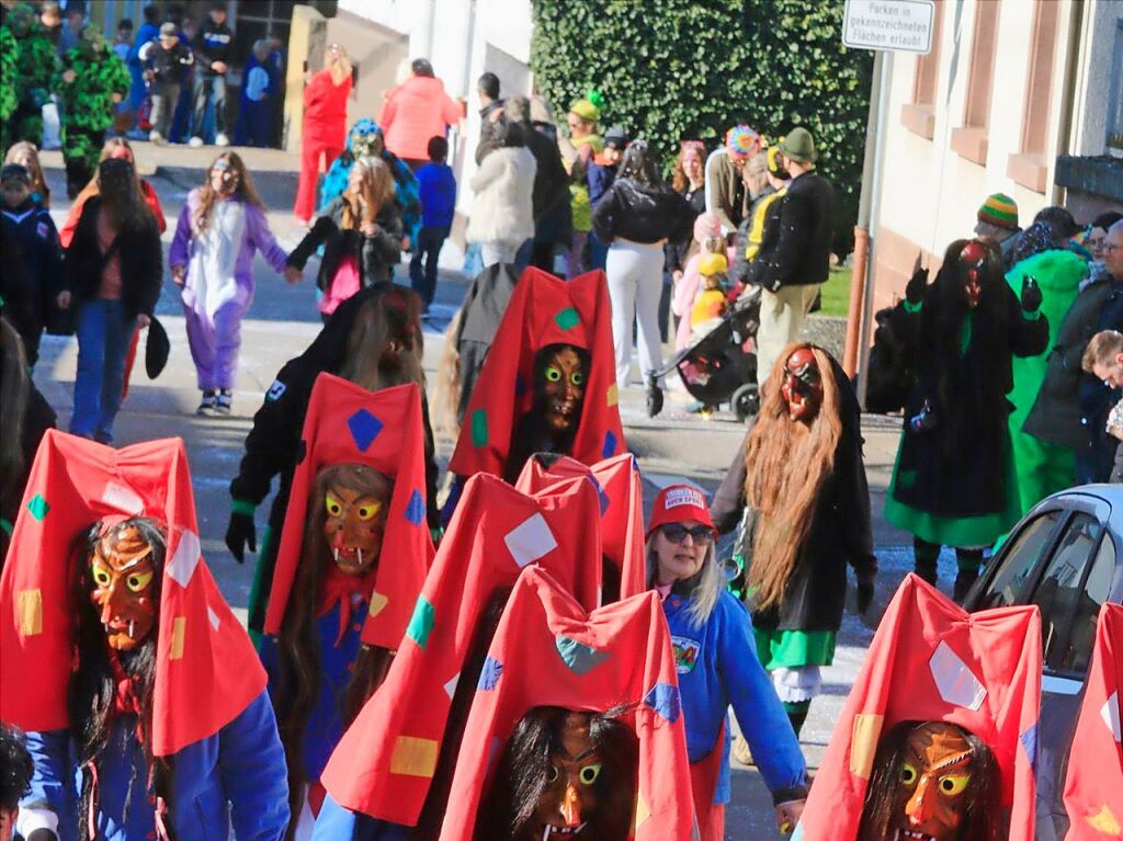 Nrrisches Treiben auf den Straen Oberweiers am Rosenmontag