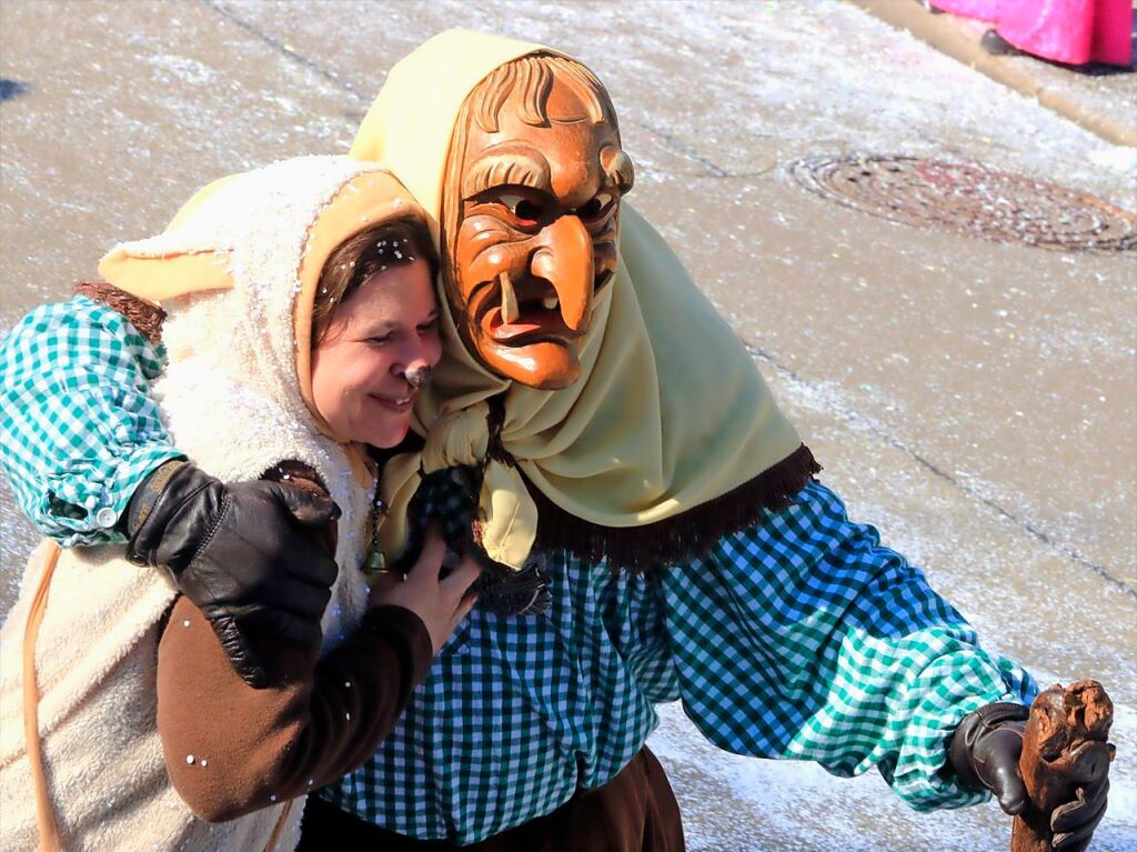 Nrrisches Treiben auf den Straen Oberweiers am Rosenmontag