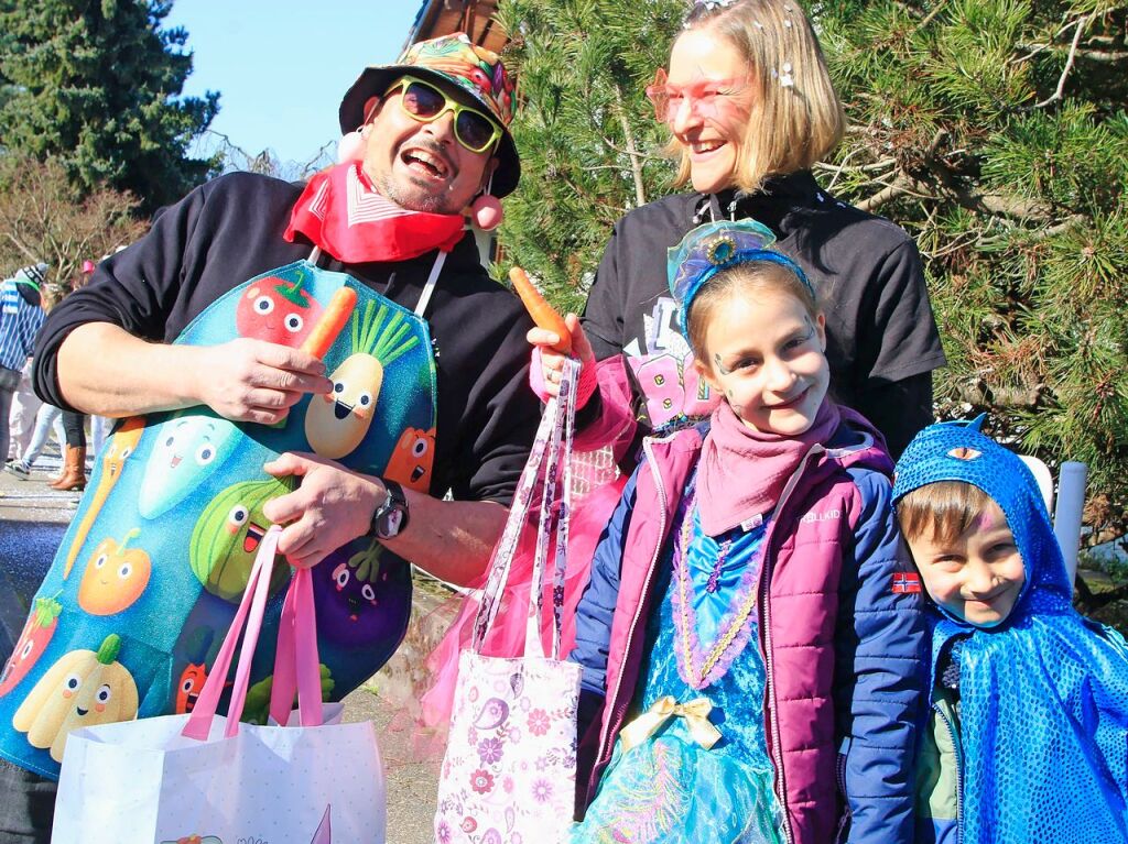 Nrrisches Treiben auf den Straen Oberweiers am Rosenmontag