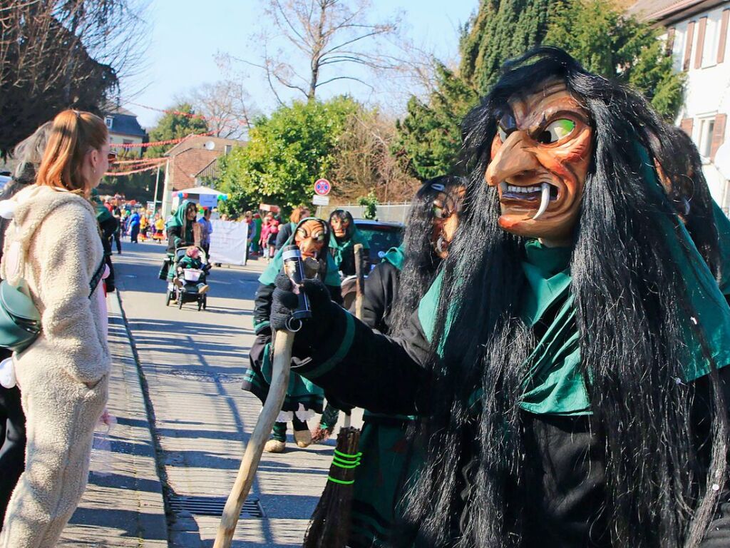 Nrrisches Treiben auf den Straen Oberweiers am Rosenmontag