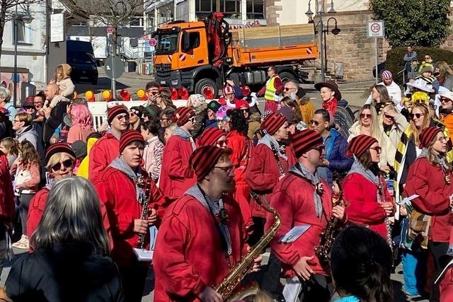 Umzug in Neustadt zum Fasnetmndig wird von Feuerwehr und Bauhof geschtzt