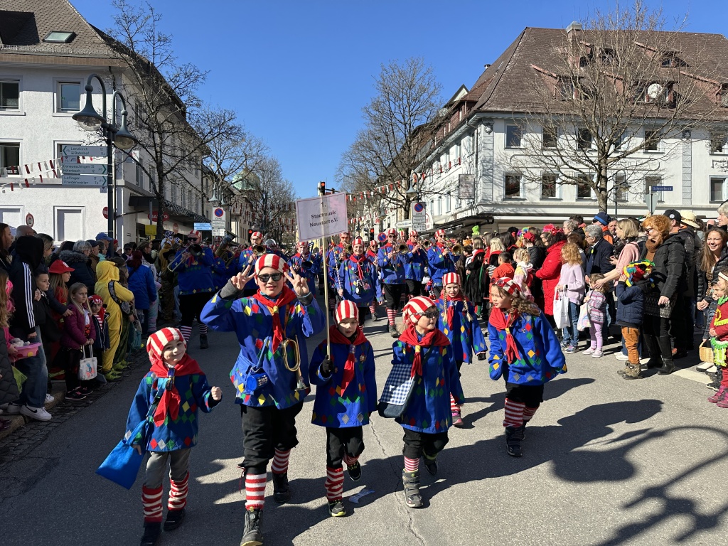 Am Fasnet-Mndig waren in Neustadt die Narren los.