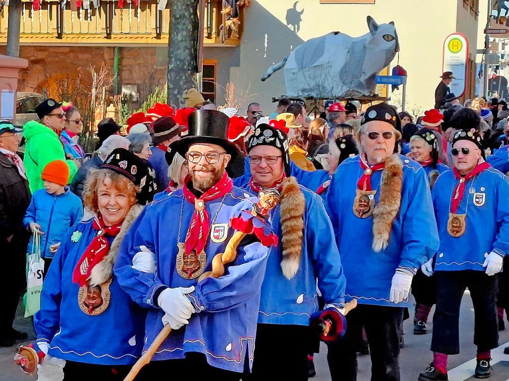 Jetzt aber wirklich als Brautpaar: Oberzunftmeisterin Annette Shkodra und Zeremonienmeister Andreas Zeiser mit Zylinder unterwegs in Nordweil