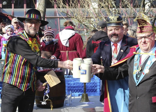 Nach gelungenem Fassanstich stieen B...(von links) auf den Schllenmarkt an.   | Foto: Marianne Bader