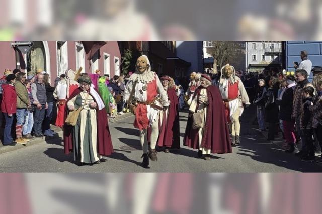 Narren packen Helden der Kindheit aus