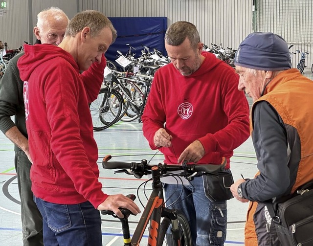 Experten des Radsportvereins helfen beim Offenburger Radmarkt mit Rat und Tat.   | Foto: Radsportverein Offenburg