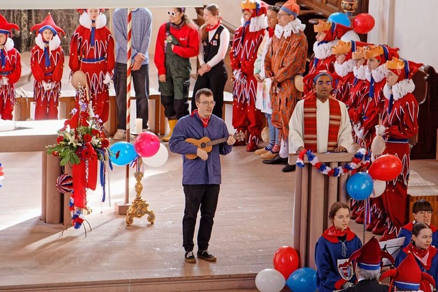 Pfarrer Renny Dominic, an der Ukulele ... Sonntag in der Endinger Peterskirche.  | Foto: Ruth Seitz