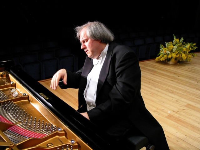 Spielt ein Solorezital mit Werken von ... und Johannes Brahms: Grigory Sokolov.  | Foto: Vico Chamla