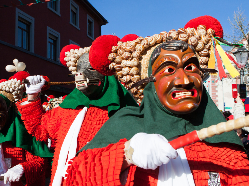 Bei schönstem Wetter feiern sowohl die vielen Hundert Schuttige als auch die Zuschauer die Fasnet in Elzach. Bei schönstem Wetter feiern sowohl die vielen Hundert Schuttige als auch die Zuschauer die Fasnet in Elzach.