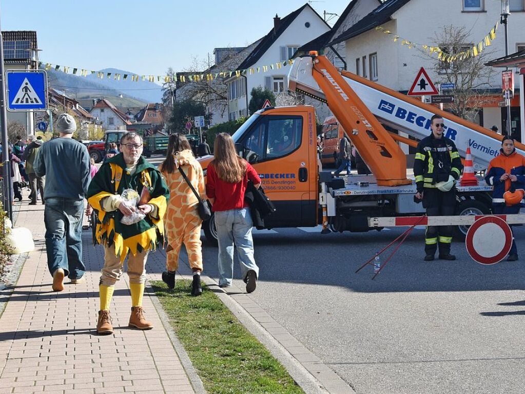 Welschkorngeister, Grotte Hexe, Schneesturmhexen und Steinbruch Hex zogen am Fasnetmendig durch die Straen in Denzlingen. Insgesamt feierten 59 Gruppierungen mit.