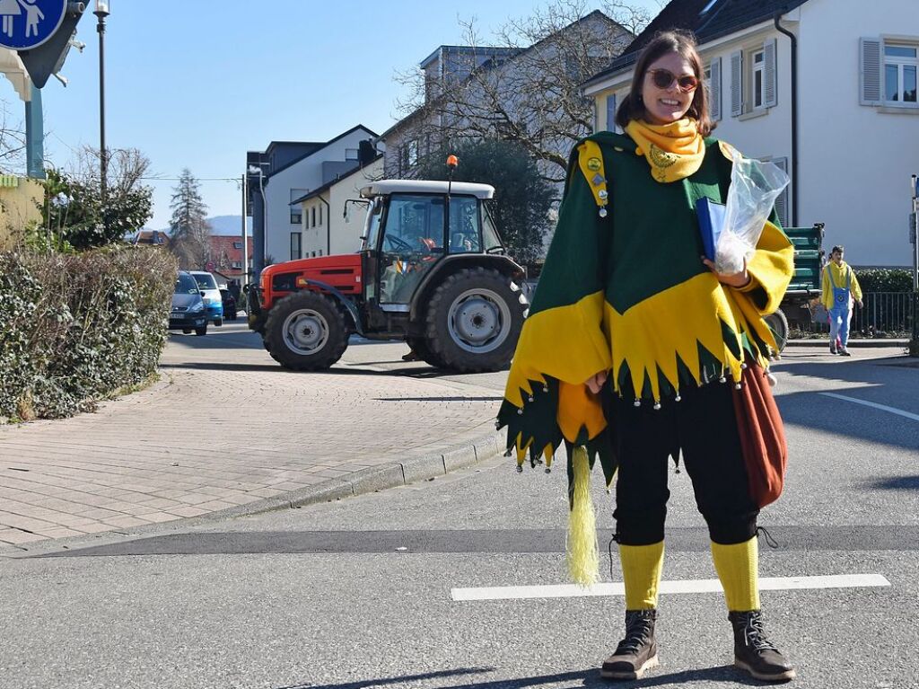 Welschkorngeister, Grotte Hexe, Schneesturmhexen und Steinbruch Hex zogen am Fasnetmendig durch die Straen in Denzlingen. Insgesamt feierten 59 Gruppierungen mit.