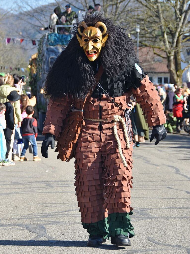 Welschkorngeister, Grotte Hexe, Schneesturmhexen und Steinbruch Hex zogen am Fasnetmendig durch die Straen in Denzlingen. Insgesamt feierten 59 Gruppierungen mit.