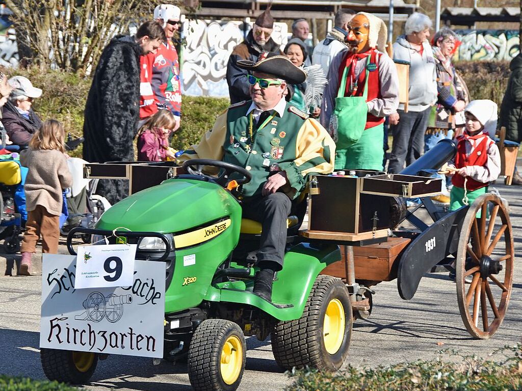 Welschkorngeister, Grotte Hexe, Schneesturmhexen und Steinbruch Hex zogen am Fasnetmendig durch die Straen in Denzlingen. Insgesamt feierten 59 Gruppierungen mit.