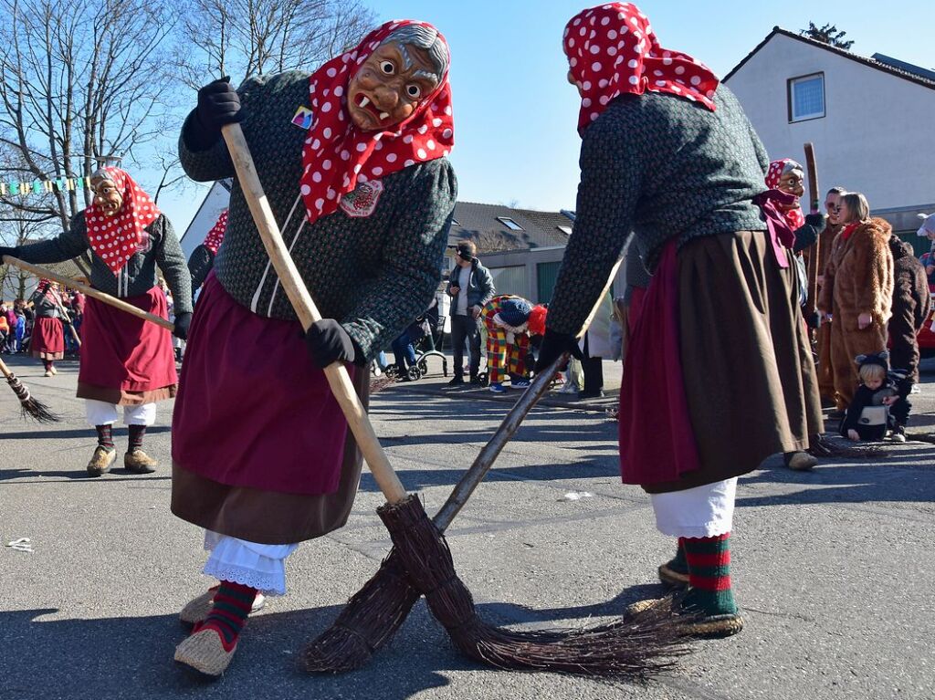 Welschkorngeister, Grotte Hexe, Schneesturmhexen und Steinbruch Hex zogen am Fasnetmendig durch die Straen in Denzlingen. Insgesamt feierten 59 Gruppierungen mit.