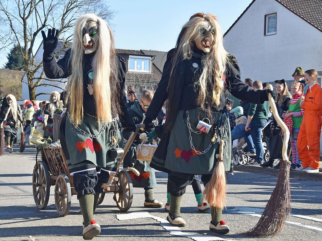 Welschkorngeister, Grotte Hexe, Schneesturmhexen und Steinbruch Hex zogen am Fasnetmendig durch die Straen in Denzlingen. Insgesamt feierten 59 Gruppierungen mit.