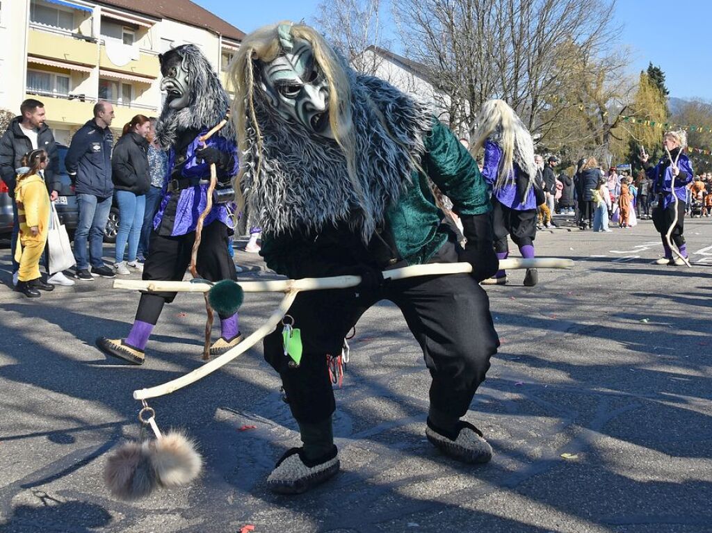 Welschkorngeister, Grotte Hexe, Schneesturmhexen und Steinbruch Hex zogen am Fasnetmendig durch die Straen in Denzlingen. Insgesamt feierten 59 Gruppierungen mit.