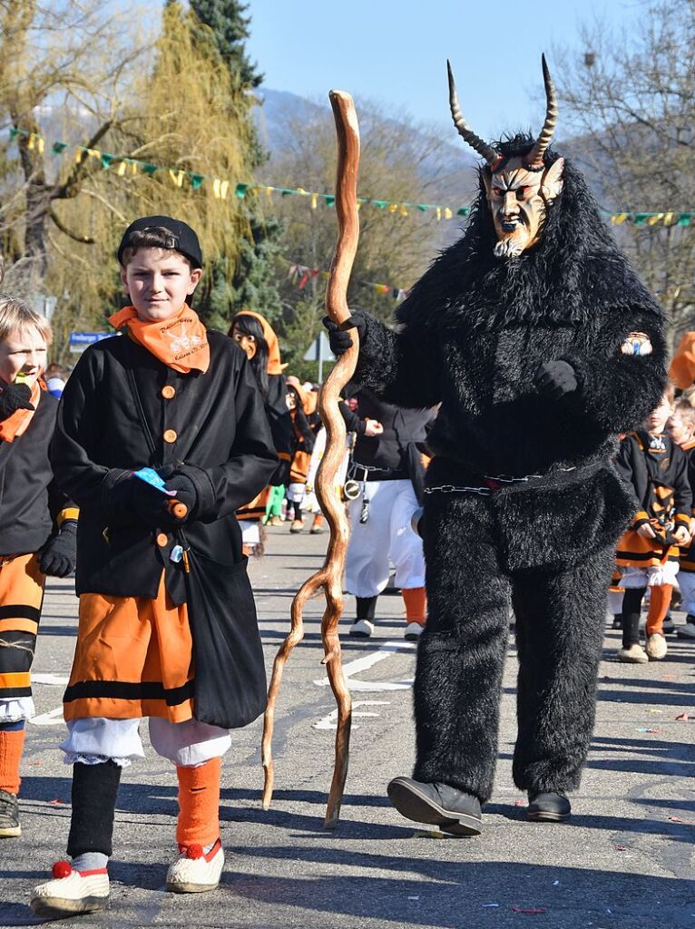 Welschkorngeister, Grotte Hexe, Schneesturmhexen und Steinbruch Hex zogen am Fasnetmendig durch die Straen in Denzlingen. Insgesamt feierten 59 Gruppierungen mit.