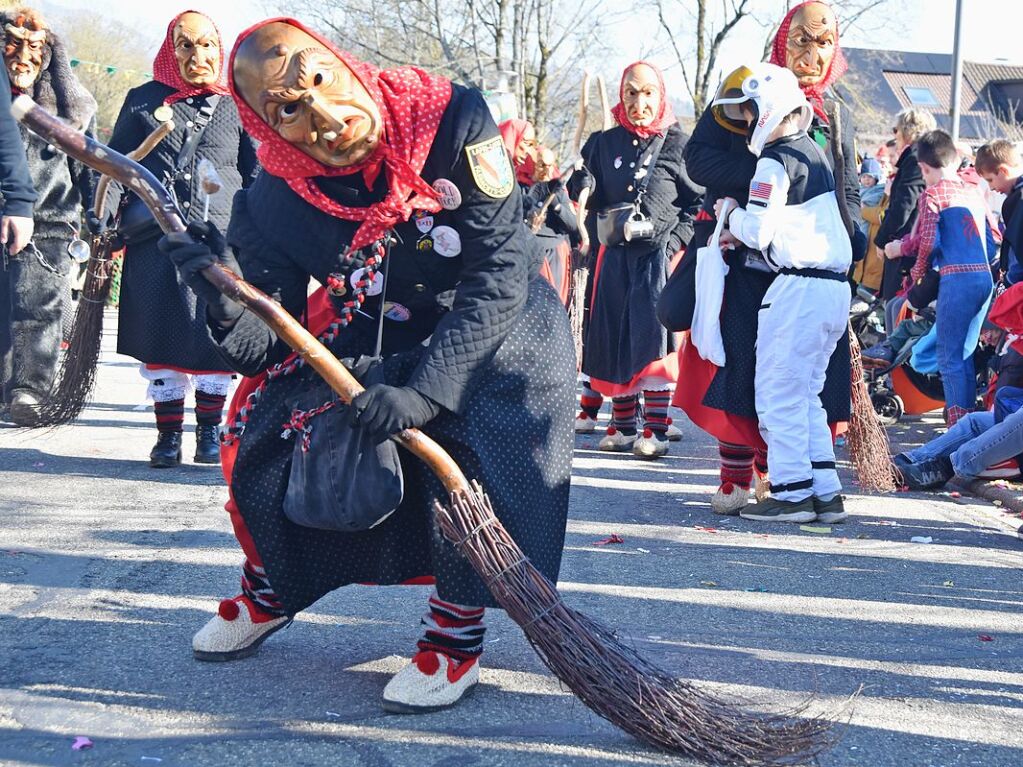 Welschkorngeister, Grotte Hexe, Schneesturmhexen und Steinbruch Hex zogen am Fasnetmendig durch die Straen in Denzlingen. Insgesamt feierten 59 Gruppierungen mit.