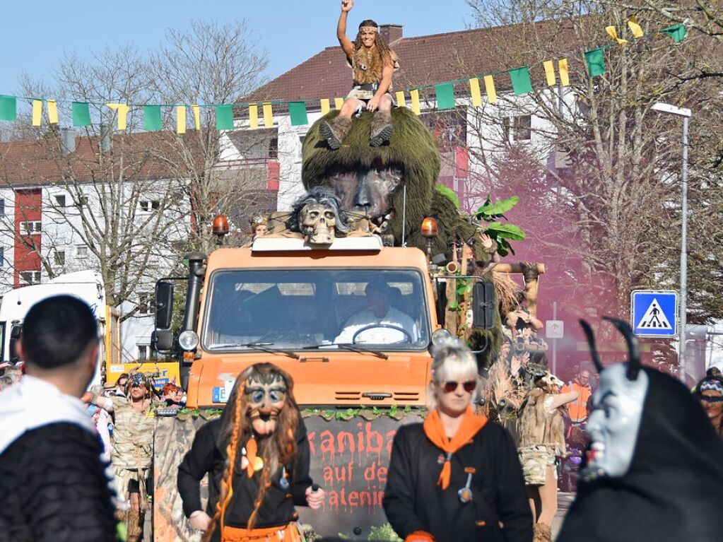 Welschkorngeister, Grotte Hexe, Schneesturmhexen und Steinbruch Hex zogen am Fasnetmendig durch die Straen in Denzlingen. Insgesamt feierten 59 Gruppierungen mit.