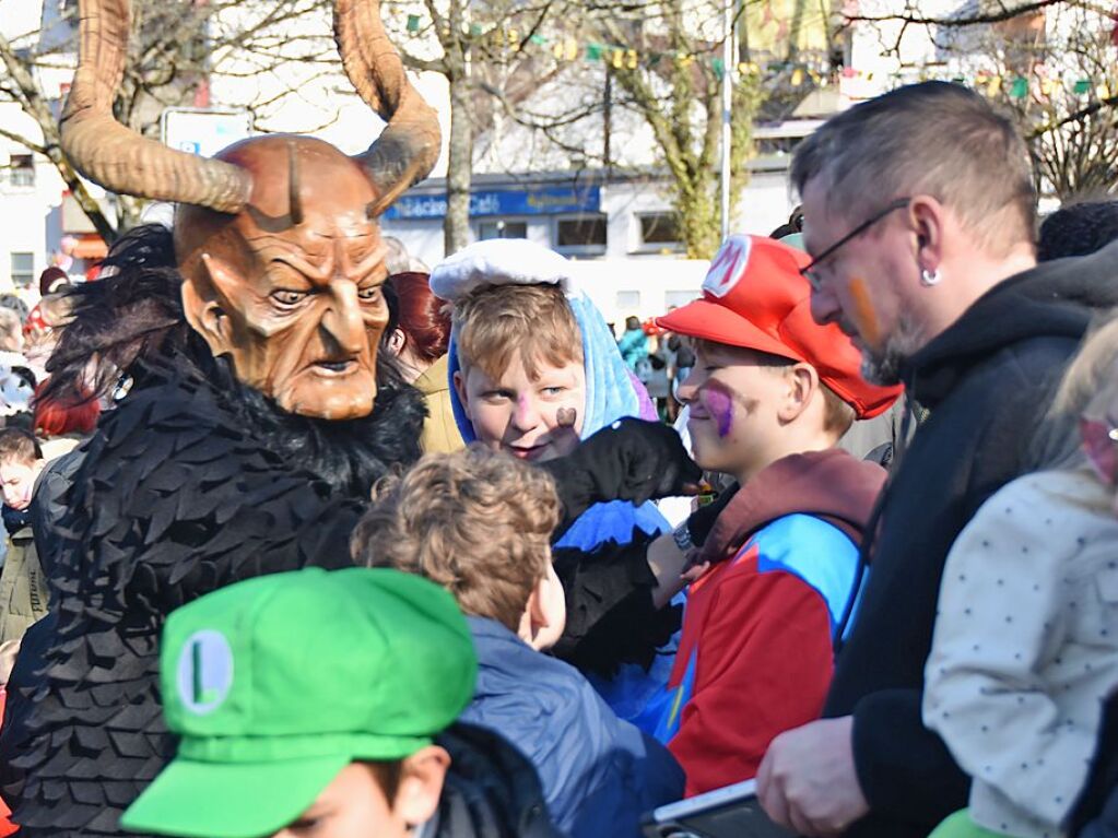 Welschkorngeister, Grotte Hexe, Schneesturmhexen und Steinbruch Hex zogen am Fasnetmendig durch die Straen in Denzlingen. Insgesamt feierten 59 Gruppierungen mit.