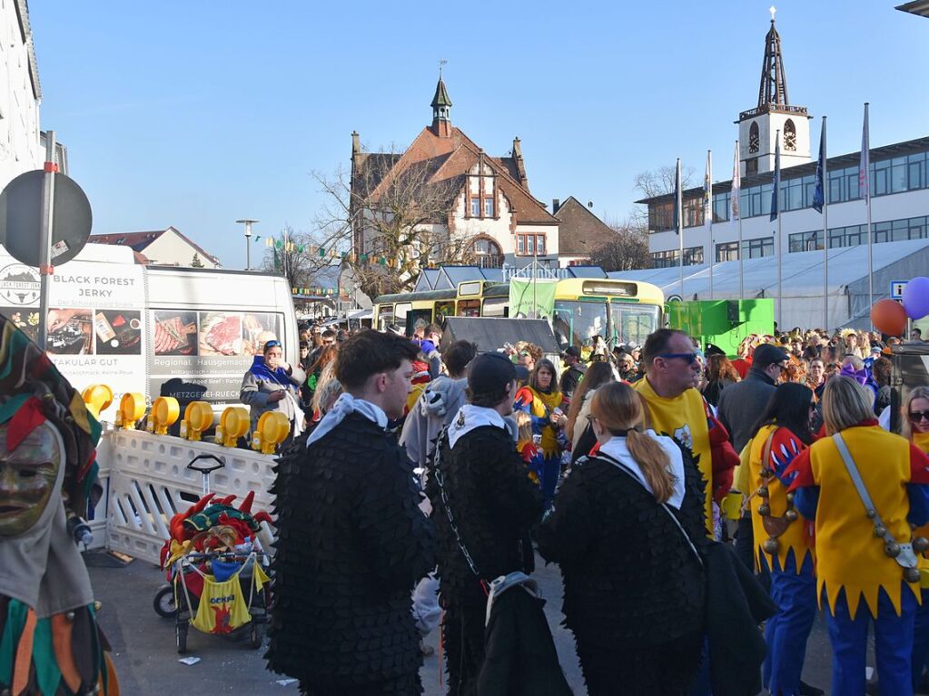 Welschkorngeister, Grotte Hexe, Schneesturmhexen und Steinbruch Hex zogen am Fasnetmendig durch die Straen in Denzlingen. Insgesamt feierten 59 Gruppierungen mit.