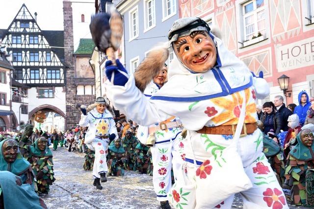 Beim Rosenmontagsumzug in Freiburg feiern 130.000 Menschen mit