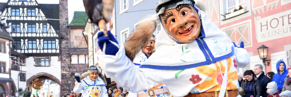 Beim Rosenmontagsumzug in Freiburg feiern 130.000 Menschen mit