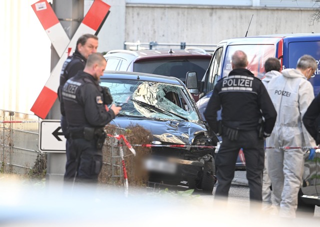 Einsatzkr&auml;fte am Ort des Geschehens.  | Foto: Boris Roessler/dpa