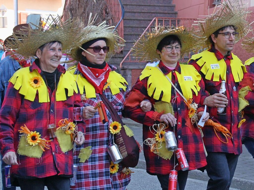 Rosenmontagsumzug in Kiechlinsbergen: bunte Vogelscheuchen