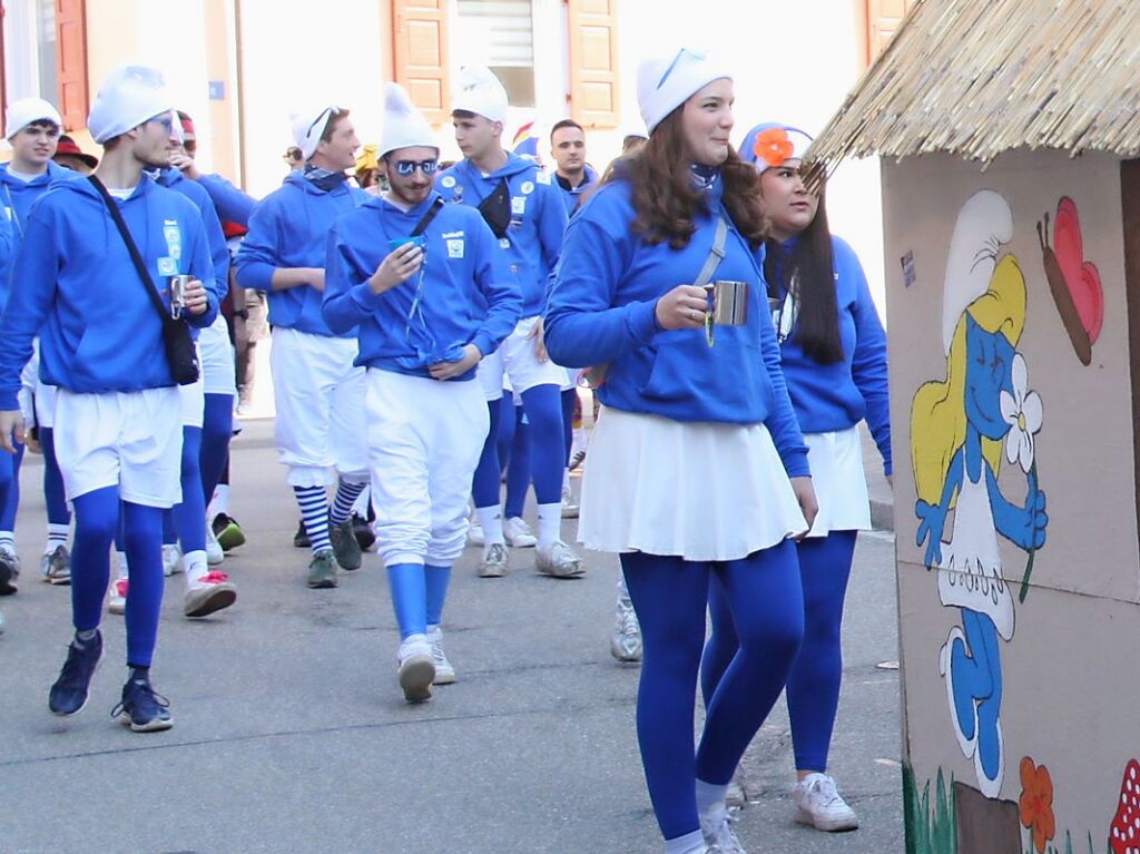 Rosenmontagsumzug in Kiechlinsbergen: Die Schlmpfe der Landjugend