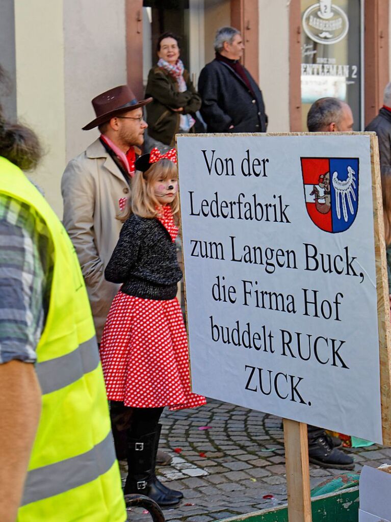 Groer Umzug in Endingen: Ein Tunnel zur Lederfabrik? Kein Problem frs Narrennest Hof.