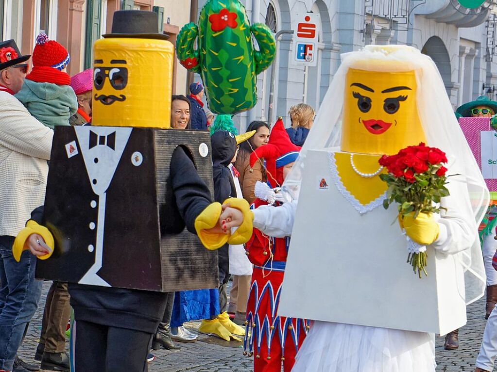 Groer Umzug in Endingen: Lego-Figuren in love