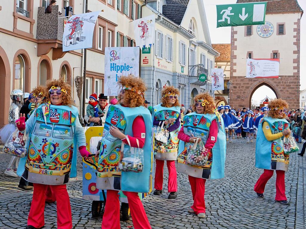 Groer Umzug in Endingen: Hommage an einen  Kult auf Rdern - der Hippie-Bus