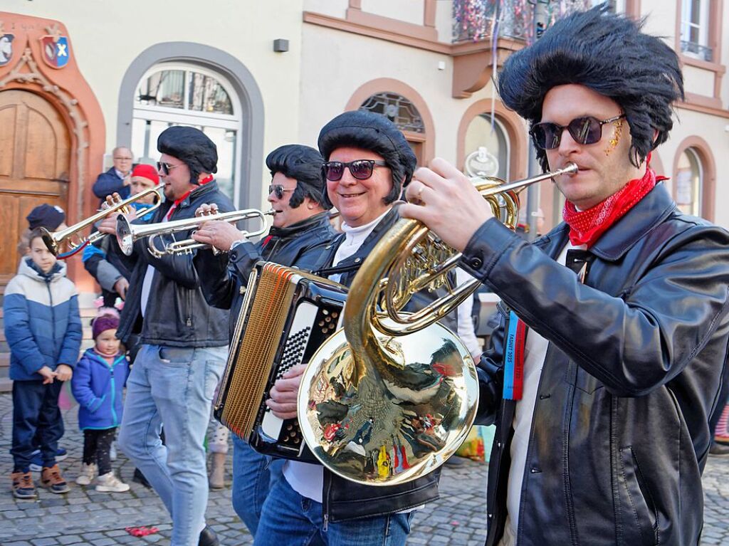 Groer Umzug in Endingen: Die Fronhfler rocken den Umzug.