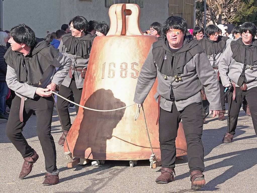 Rosenmontagsumzug in Wyhl: Die Glckner von Notre Dame bringen die Glocken zurck.