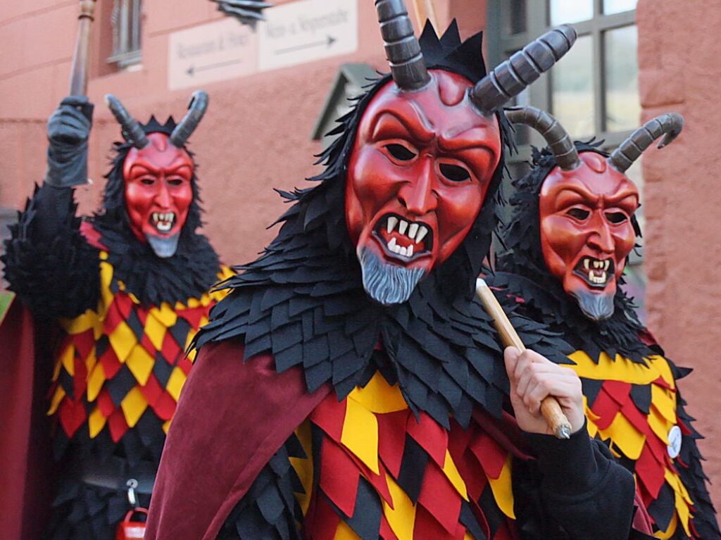 Rosenmontagsumzug in Kiechlinsbergen: die Teufelsburg-Ritter