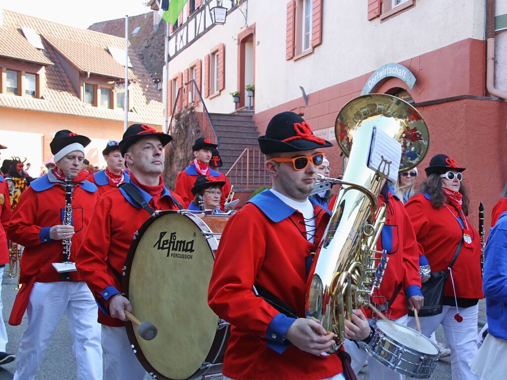 Rosenmontagsumzug in Kiechlinsbergen: Der Musikverein fhrte den Zug an.