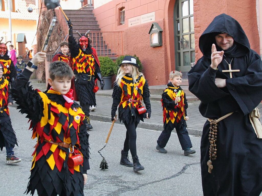 Rosenmontagsumzug in Kiechlinsbergen: Teufelsburg-Ritter mit geistlichem Beistand und Nachwuchs