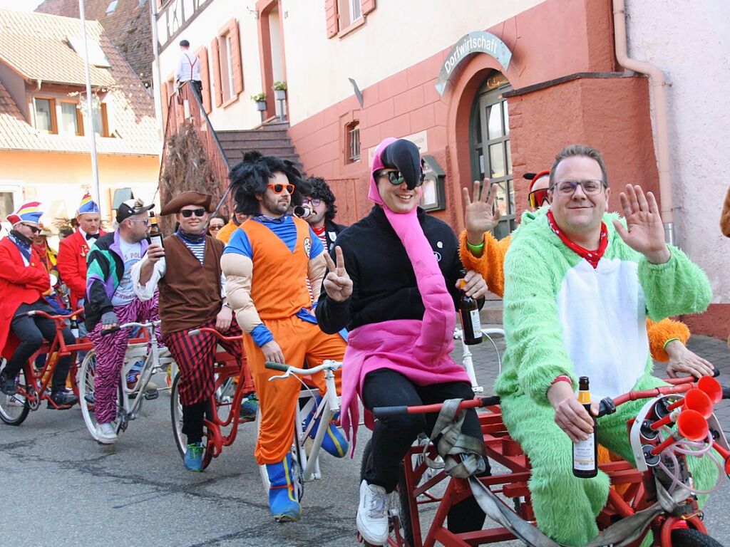 Rosenmontagsumzug in Kiechlinsbergen: Der Elferrat auf dem Elferrad