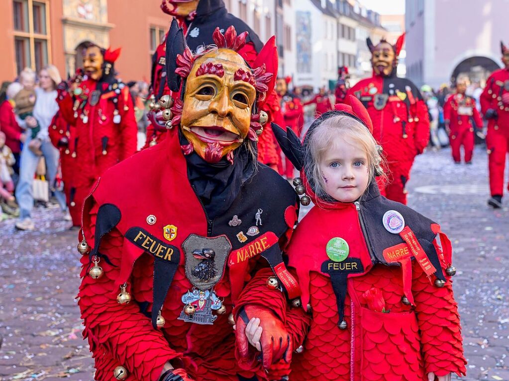 Perfekter Sonnenschein frs nrrische Treiben: Der Umzug am Fasnetmendig ist der Hhepunkt der Fasnet in Freiburg.